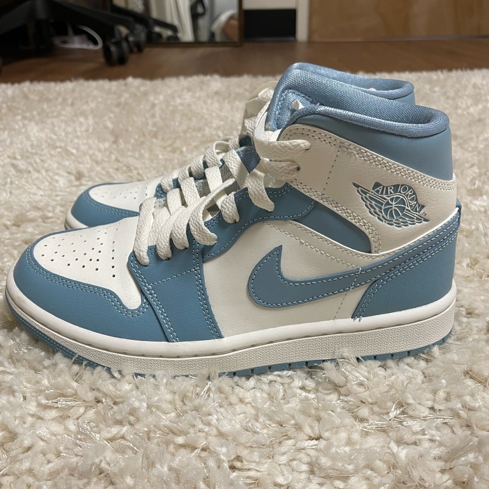 Wmns Air Jordan 1 Mid 'University Blue